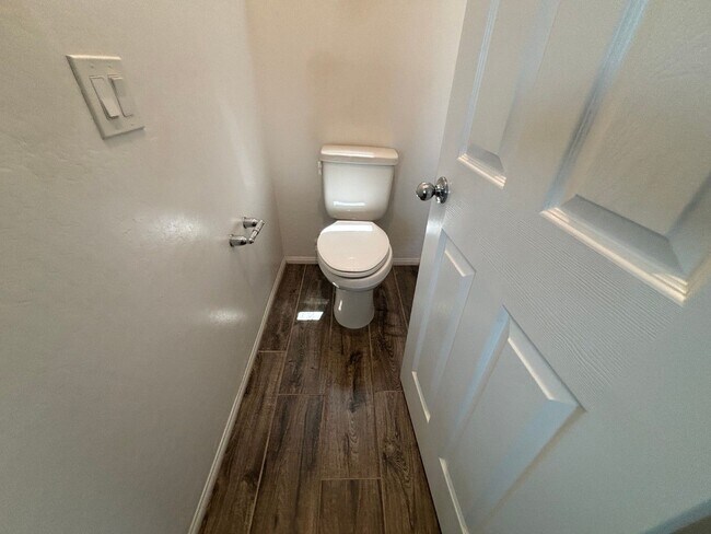 Building Photo - Charming 3-Bedroom Home with Spacious Back...