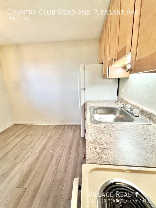 Building Photo - Roomy, remodeled 2-bed w/ on-site laundry ...