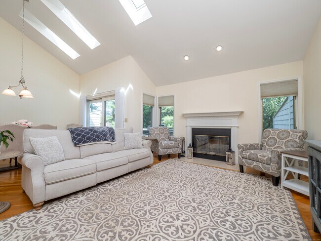 Building Photo - 12 Boulevard Dr