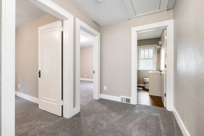 Building Photo - Updated 3 Bed, 1 Bath with Central AC, Laundry in Basement! Available Early June