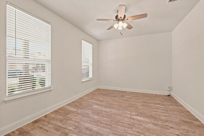Building Photo - Spacious 6 Bedroom with Media Room!