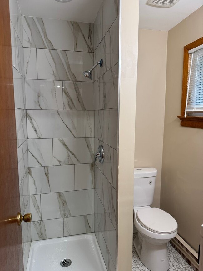 Building Photo - Stunning 3-bedroom, 3-bathroom single family home