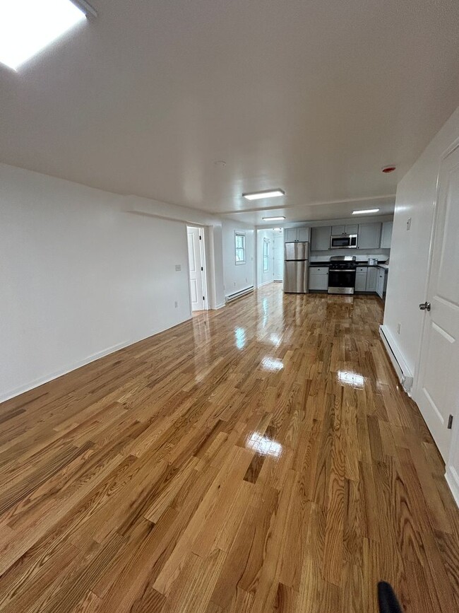 Building Photo - Newly Renovated 5 Bedroom 2 Bathroom Singl...