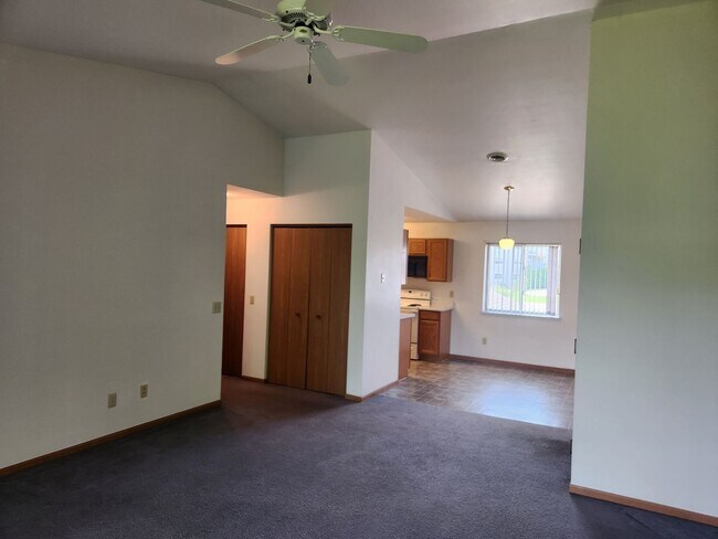 Building Photo - 621-633 Nygaard St.