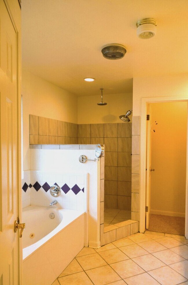 Building Photo - Country setting... on 2.69 acres!