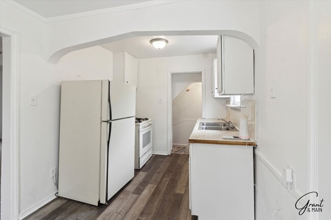 Building Photo - $1500 5 bedroom 2 bath