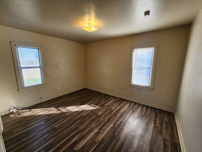 Building Photo - 2 bedroom with lots of space.