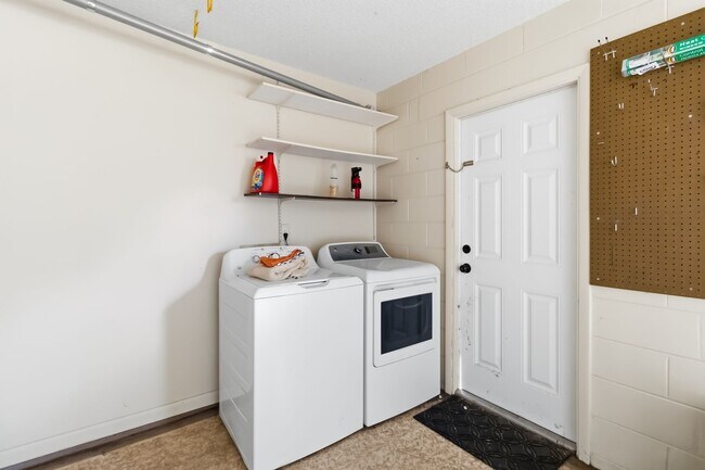 Building Photo - Charming 2/2 Spacious Home with/ 1 Car Garage in St. Cloud Close to the Lakefront Park