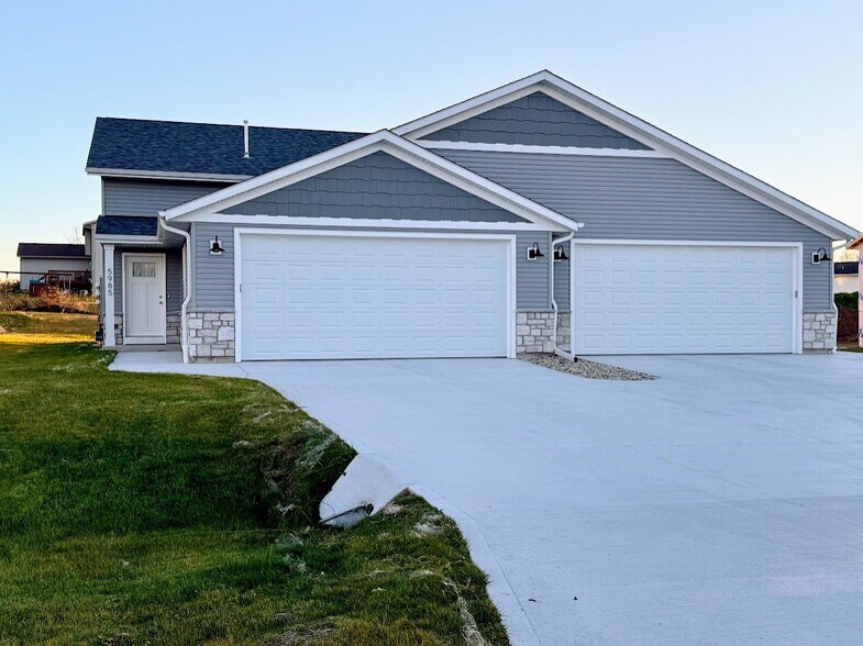 Building Photo - 5995-5995 Hanson Ct