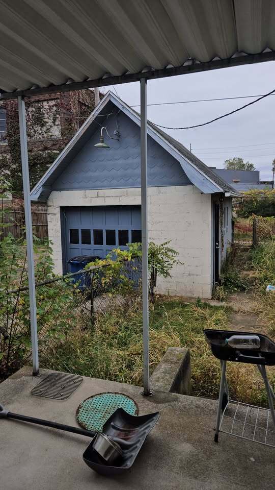 Building Photo - 2225 Academy Ave