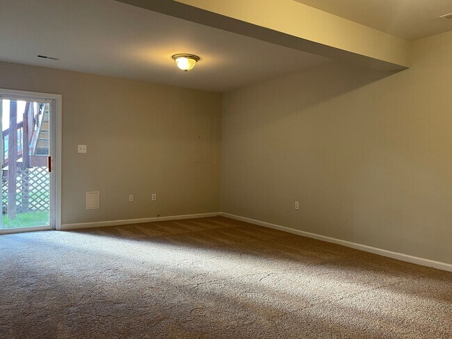 Building Photo - UPDATED TOWNHOUSE IN FREDERICKSBURG - CLOS...