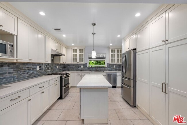 Building Photo - 3325 S Bentley Ave
