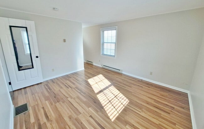 Building Photo - 3 Bed / 1-1/5 Bath Single Family Home w/Attached 2-Car Garage