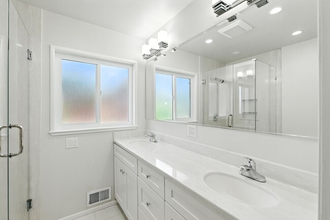Building Photo - Spacious 2BD/2BA Home with Bonus Huge Room...