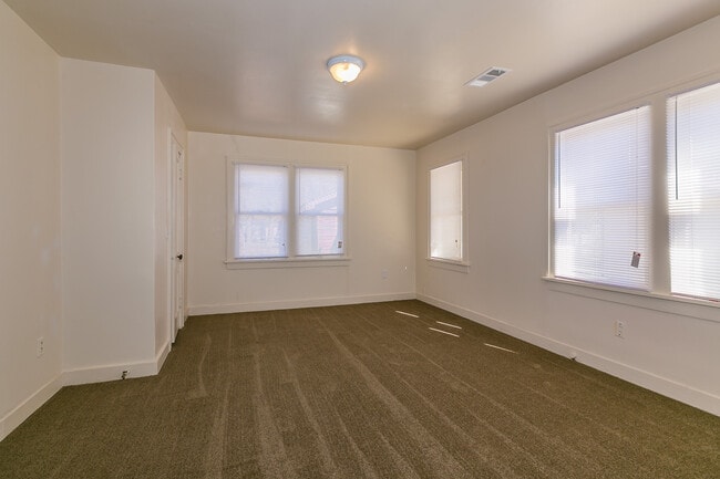 Building Photo - Adorable 3 Bedroom Home in Sunset Addition!