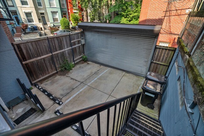 Building Photo - Bright One Bedroom plus Den near Metro in ...