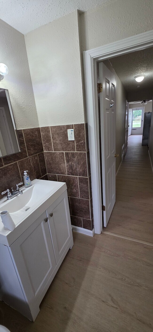 Building Photo - 10772 Tropic Dr