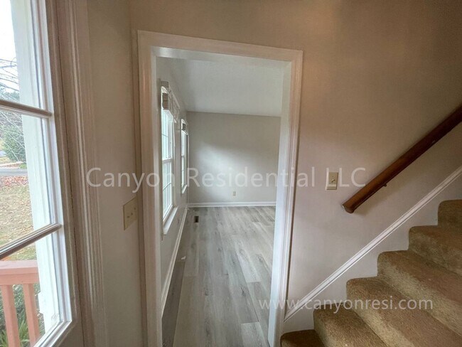 Building Photo - Beautiful 3b Room!Move in ready!