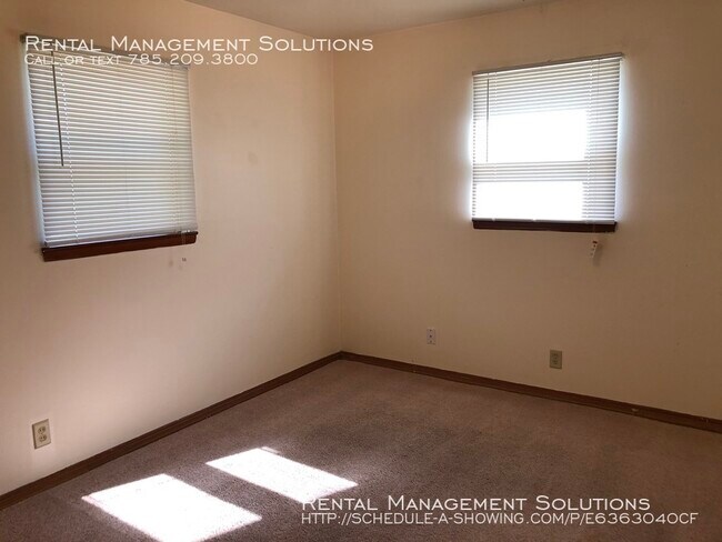 Building Photo - 1150 SW Hillsdale St- 2 BED/1 BATH DUPLEX