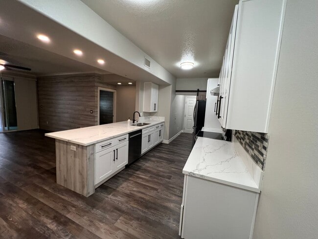 Building Photo - Upgraded Single Story First Floor Condo in Gated Community at Popular Madison Park Villas
