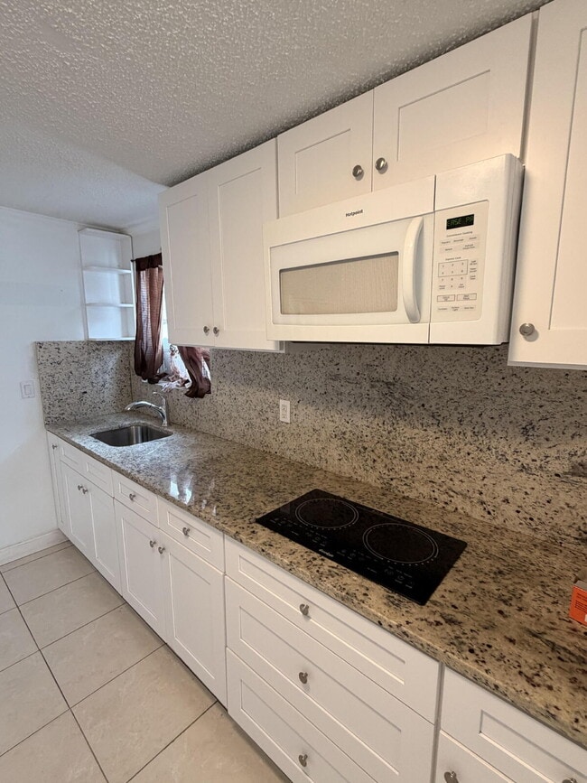 Building Photo - "Charming 1-Bedroom Retreat in Tampa - Cozy 650 Sq. Ft. Home Awaits!"