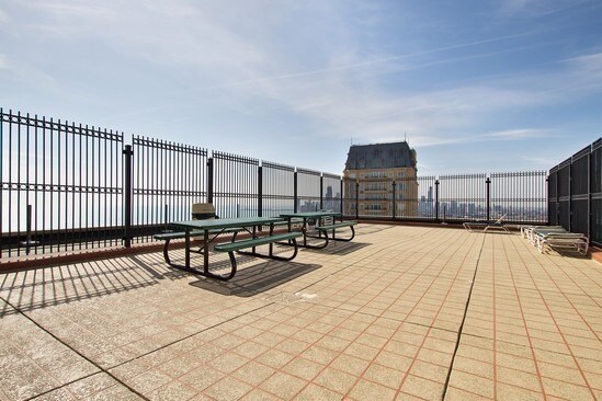 Building Photo - 2626 N Lakeview Ave