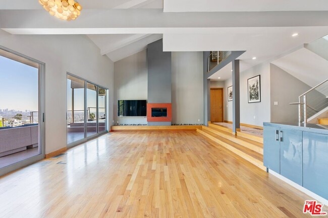 Building Photo - 8614 Hollywood Blvd