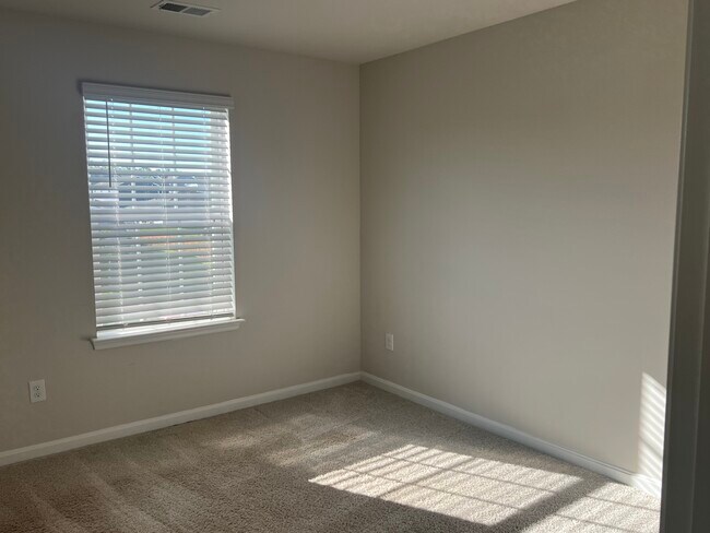 Building Photo - 162 Gumspring Dr