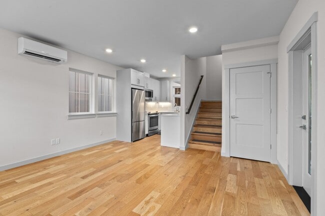 Building Photo - 2Bd/1.75Ba Seattle Condo