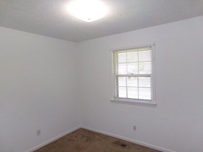 Building Photo - Great Family home