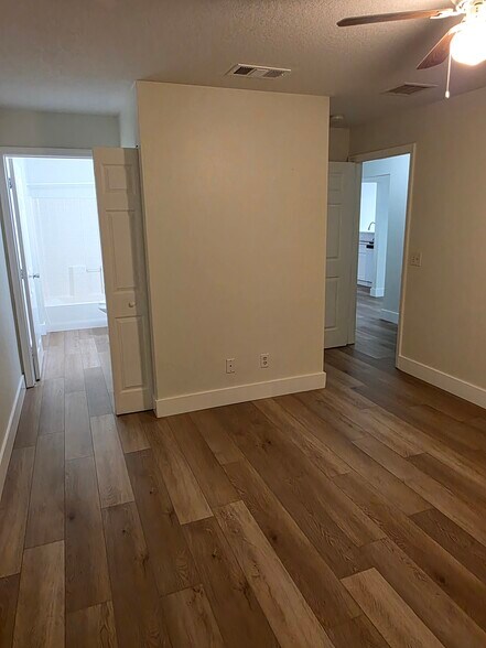 Building Photo - 512 13th Pl