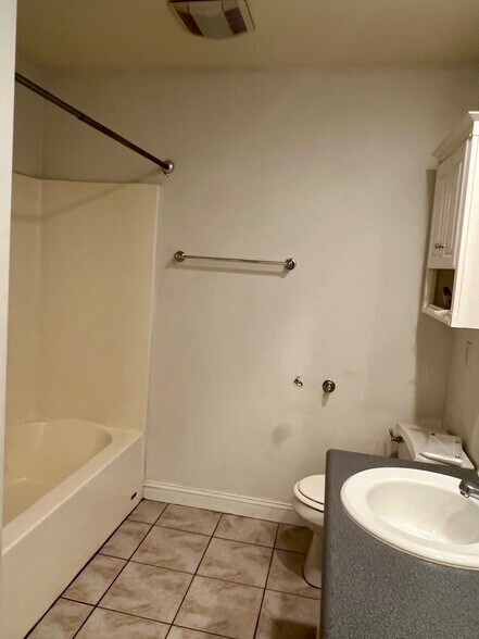Duel sinks with large bath - 557 Gregory Ct