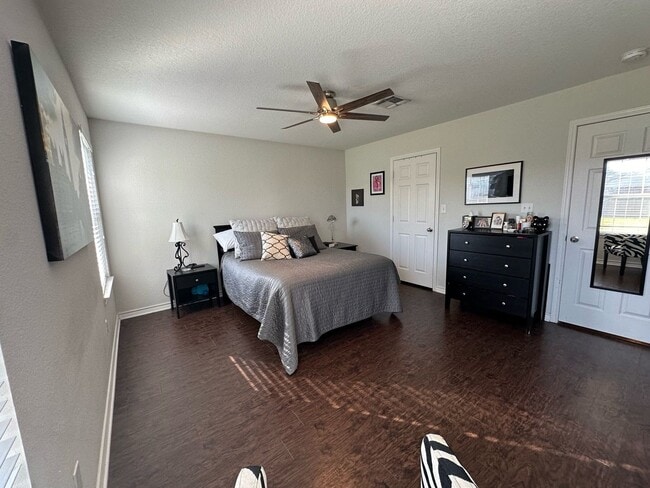 Building Photo - Spacious 4/4 House with Yard in the Baylor...