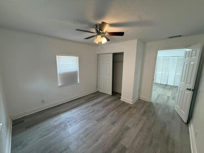 Building Photo - 933 30th Ct