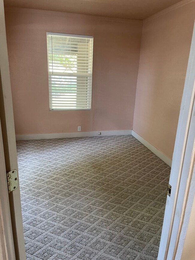 Building Photo - For Rent: Charming 2 Bedroom, 1 Bath Home ...