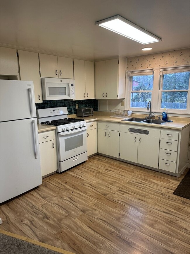 Building Photo - Furnished 2 Bed/1 Bath w/Fenced Yard & Sto...