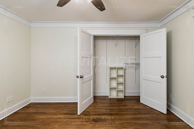 Building Photo - Gorgeous Spring Hill Home!