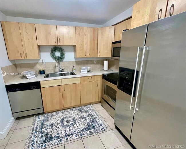 Building Photo - 1800 Collins Ave