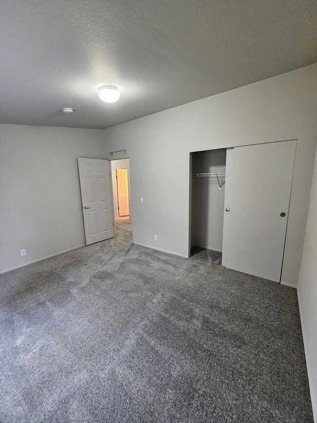 Building Photo - Spacious 4-Bed, 2-Bath Home on 5+ Acres