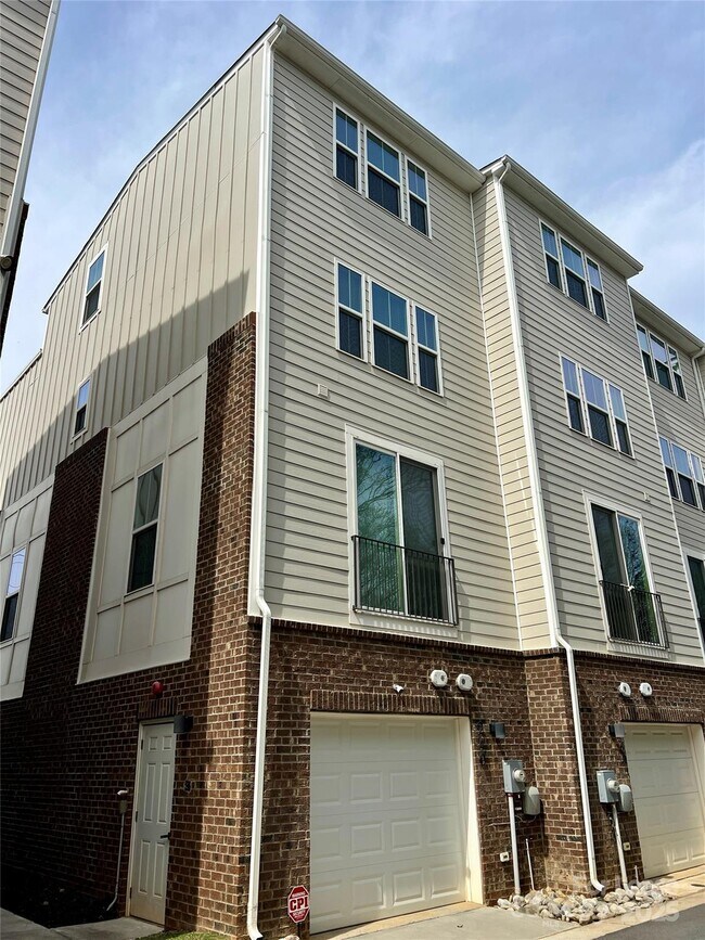 Building Photo - 240 Parkwood Ave