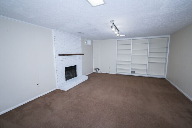 Building Photo - Great Townhouse in Fairwoods