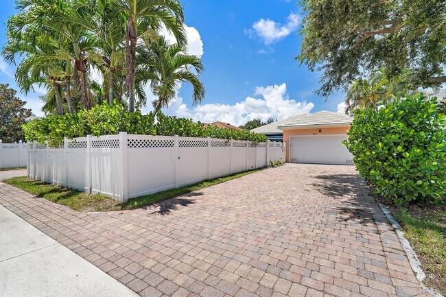 Building Photo - 231 Caravelle Dr