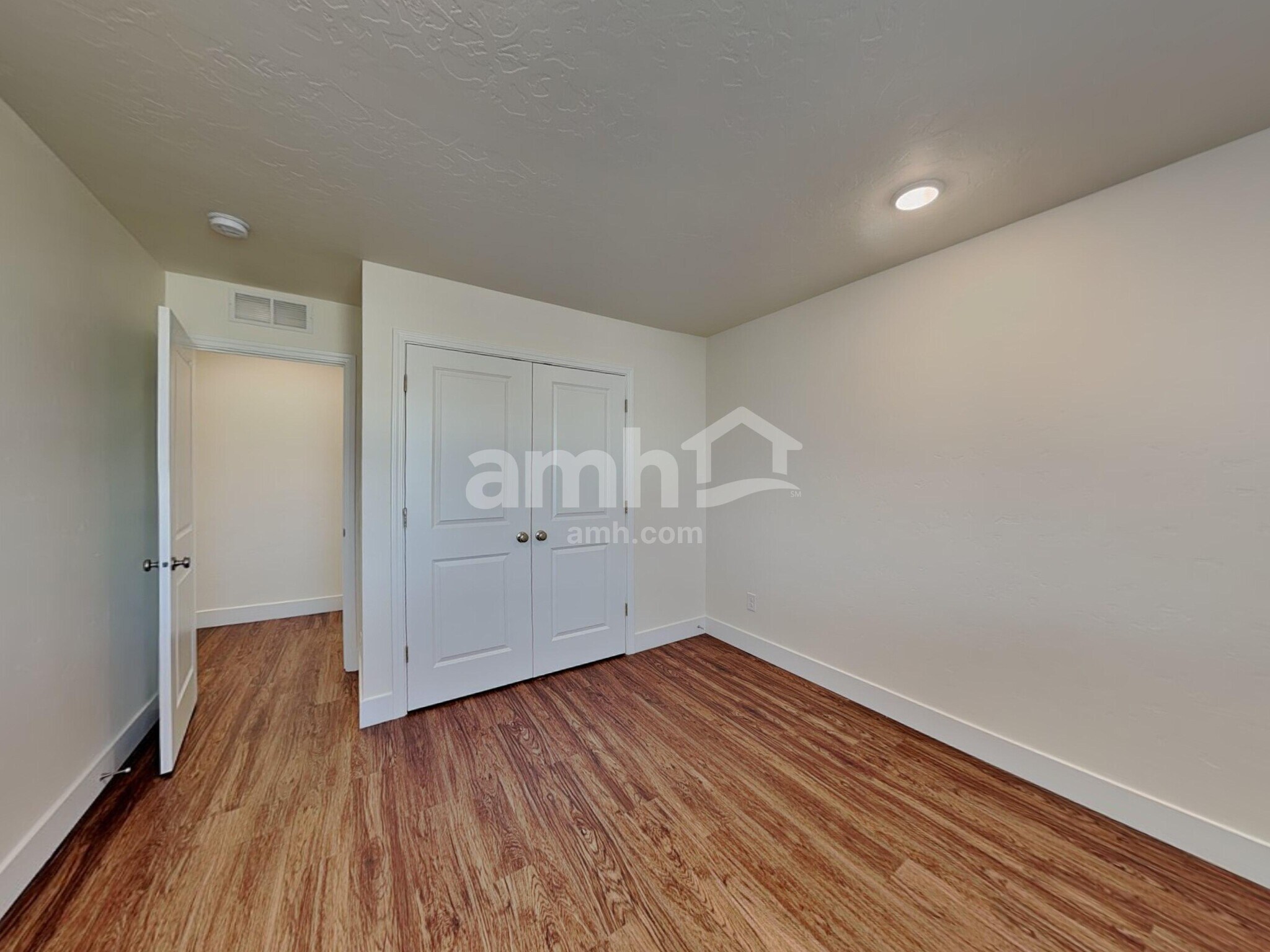 Building Photo - 901 N Barkvine Ave