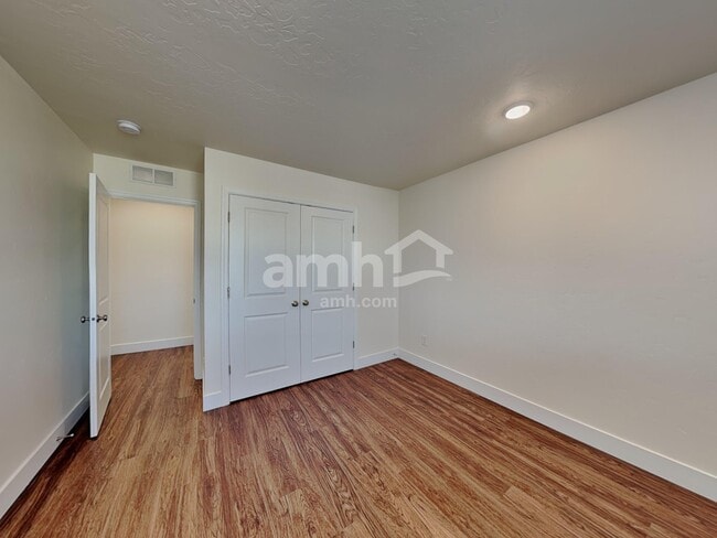 Building Photo - 901 N Barkvine Ave