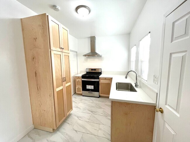 Building Photo - BELLA APARTMENTS: Beautiful Studio - 1 Bath