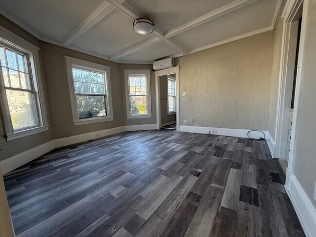 Building Photo - 68 Ash St