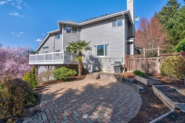 Building Photo - 3 Bedroom 2.5 Bath Hilltop Home w/Beautifu...