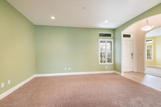 Building Photo - Amazing 3 Bedroom+Flex Room/2 Bath/3 Car G...