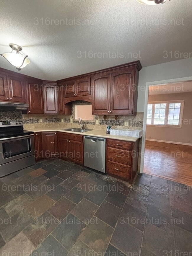 Building Photo - 3 bed 1 bath house for rent now!