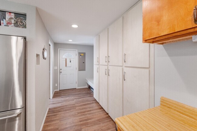 Building Photo - Rare Home on Creek Front Property!